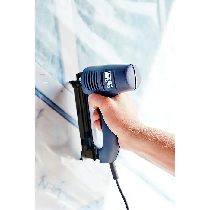 Rapid Kombi-Elektrotacker R553 PRO - Klammertiefe: 8 mm - 20 mm, Elektrisch, Schachtel - Eine Hand hält einen blauen Rapid Pro R553 Elektrotacker zum Befestigen von Materialien.