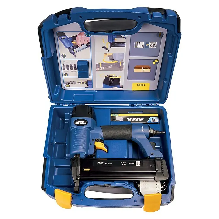Rapid Druckluftnagler AirTac PB 131 - Länge Nagel: 15 mm - 50 mm, Geeignet für: Nageltyp 8, Pneumatisch - Eine blaue Rapid PB131 Druckluftnagelpistole in einem blauen Werkzeugkoffer mit Anleitungen im Deckel, ideal für Profis.