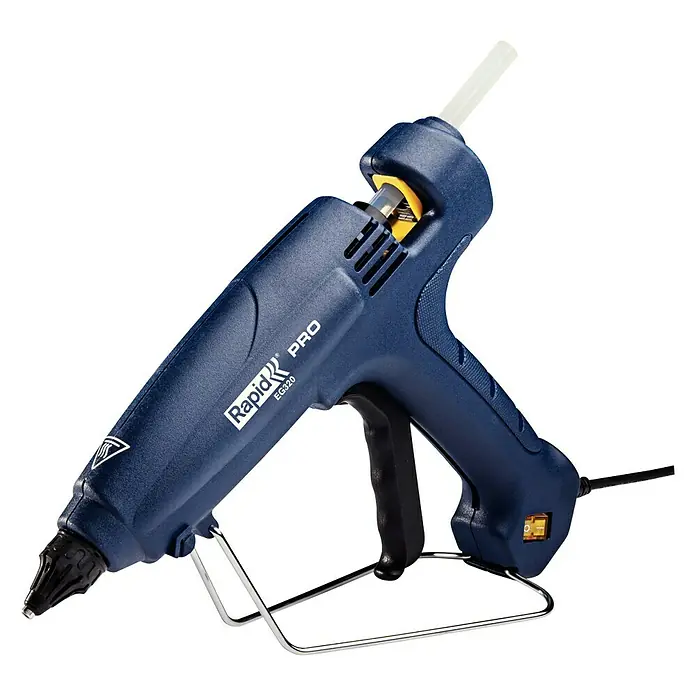 Rapid Heißklebepistole EG 320 PRO - Durchmesser Klebepatrone: 12 mm, 195 °C, 180 W - Eine blaue Rapid PRO EG320 Heißklebepistole mit einem weißen Klebestift, die auf einem silberfarbenen Ständer steht.
