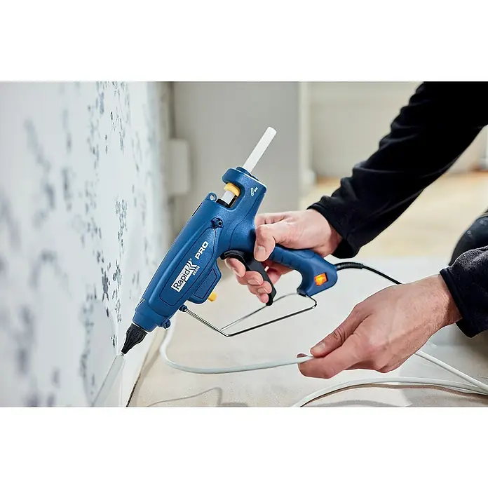 Rapid Heißklebepistole EG 340 PRO - Durchmesser Klebepatrone: 12 mm, 120 °C - 220 °C, 220 W - Eine Rapid PRO EG340 Heißklebepistole wird zum Anbringen einer Leiste verwendet. Das Gerät ist blau und verfügt über eine austauschbare Düse.