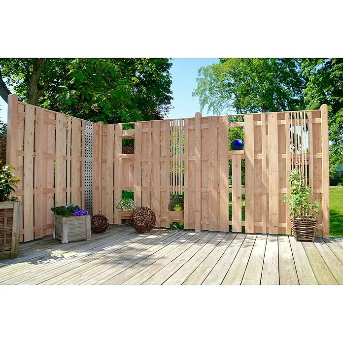 T & J Sichtschutzelement Aalborg - B x H: 180 x 180 cm, Natur - Dekorative Holzwand mit integrierten Regalen und Pflanzenkästen auf einer Holzterrasse, die einen gemütlichen und stilvollen Außenbereich schafft.