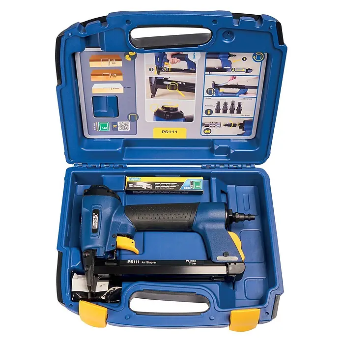 Rapid Drucklufttacker AirTac PS 111 - Klammertiefe: 6 mm - 16 mm, Geeignet für: Flachdrahtklammern Nr. 140, Pneumatisch - Rapid PS111 Drucklufttacker in einem blauen Werkzeugkasten, zusammen mit Zubehör und Anleitungen, ideal für professionelle Befestigungsarbeiten.