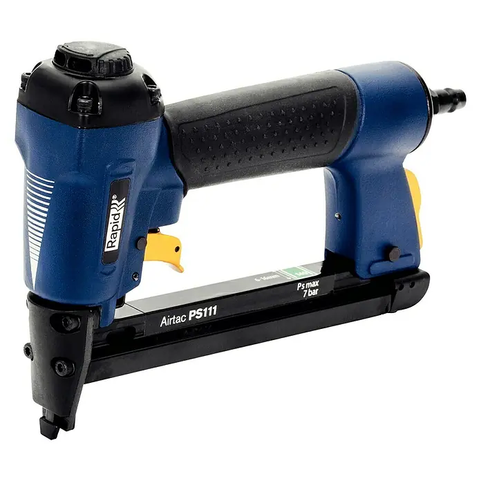 Rapid Drucklufttacker AirTac PS 111 - Klammertiefe: 6 mm - 16 mm, Geeignet für: Flachdrahtklammern Nr. 140, Pneumatisch - Ein blaues Rapid Airtac PS111 Druckluftnagelgerät, das für professionelle Anwendungen konzipiert wurde. Ideal für Befestigungsarbeiten.