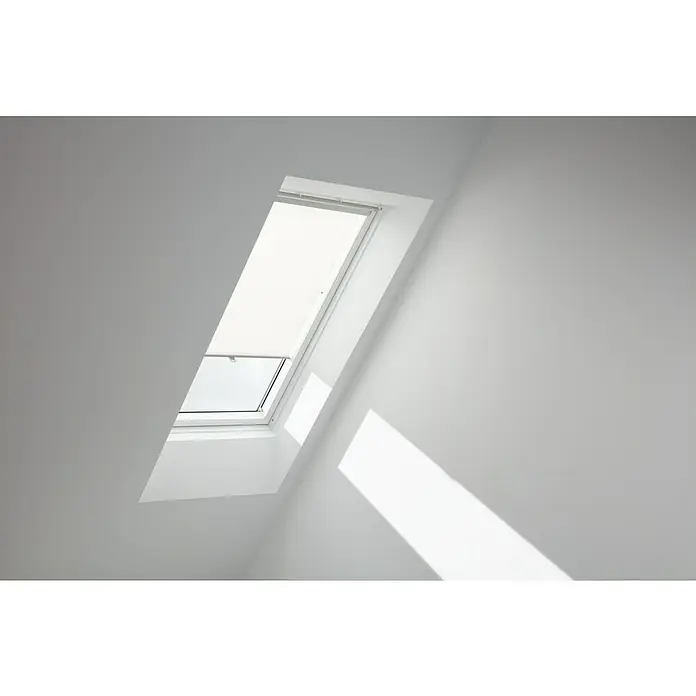 Velux Dachfensterrollo Haltekrallen RHL FK00 1028 - Farbe: Weiß - 1028, Farbe Schiene: Aluminium, Manuell - Ein Dachfenster mit Rollladen in einem hellen Raum, das viel Tageslicht hereinlässt. Die Rollläden bieten sowohl Lichtschutz als auch Privatsphäre.