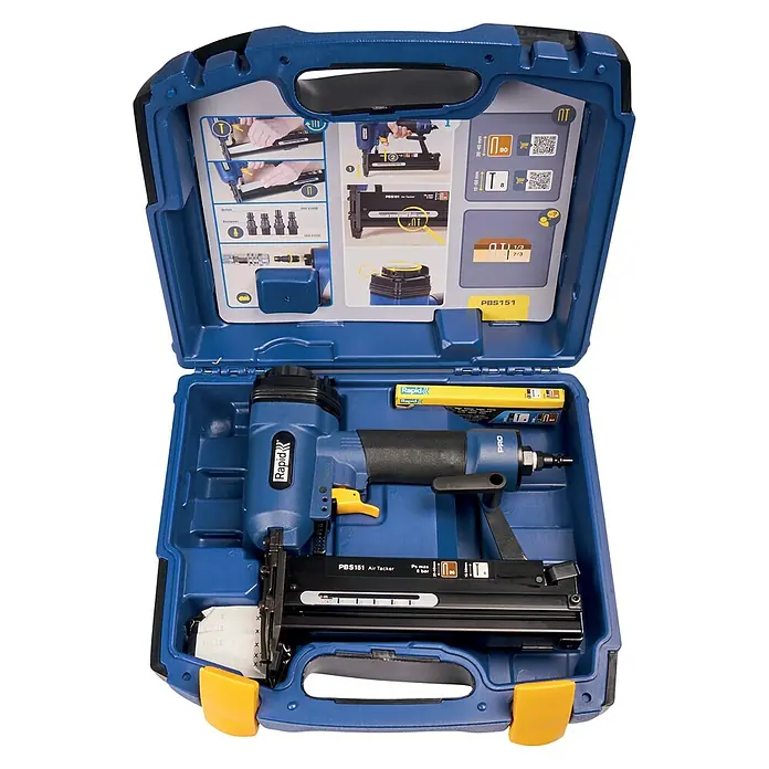 Rapid Kombidrucklufttacker AirTac PBS 151 - Länge Nagel: 15 mm - 50 mm, Geeignet für: Nageltyp 8, Pneumatisch - Ein Rapid PBS151 Druckluftnagler in einem blauen Werkzeugkoffer. Das Werkzeug ist mit Zubehör und Anleitungen ausgestattet.