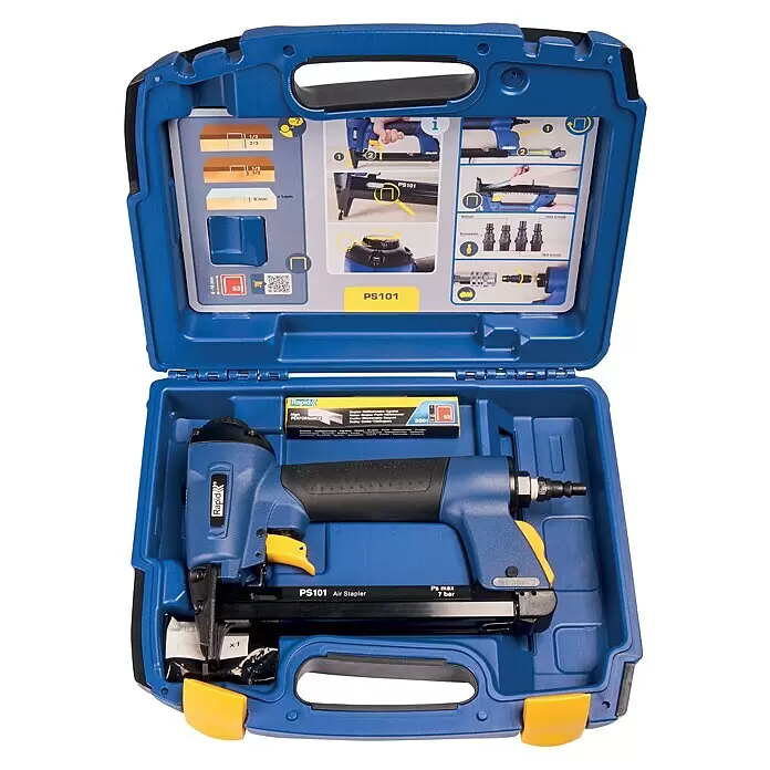 Rapid Grapadora neumática AirTac PS101 - Profundidad de grapado: 6 mm - 16 mm, Apto para: Grapa de alambre fino tipo 53, Neumático - Engrapadora neumática Rapid PS101 azul y amarilla y caja de grapas en un estuche azul abierto con diagramas.