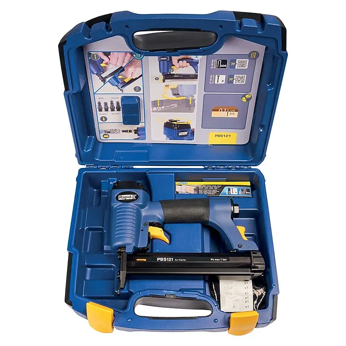 Rapid Kombidrucklufttacker AirTac PBS 121 - Klammertiefe: 12 mm - 30 mm, Geeignet für: Klammertyp 606, Pneumatisch - Ein blauer Rapid PBS121 Air Nailer im blauen Werkzeugkoffer mit gelben Akzenten, ideal für präzise Befestigungsarbeiten.