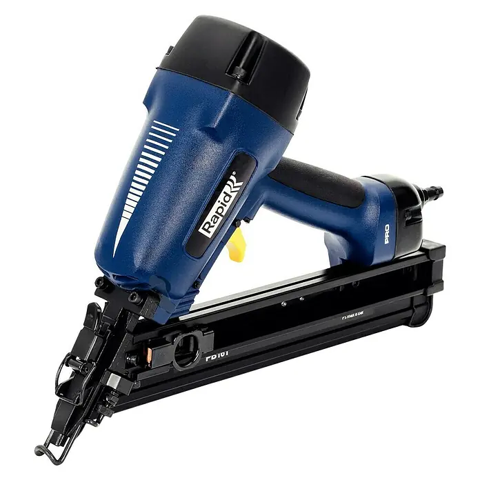 Rapid Druckluftnagler AirTac PB 161 - Länge Nagel: 32 mm - 64 mm, Geeignet für: Nageltyp 32, Pneumatisch - Nahaufnahme eines blauen Rapid Pro Druckluftnaglers mit schwarzem Magazin und gelbem Auslöser, isoliert auf schwarzem Hintergrund.