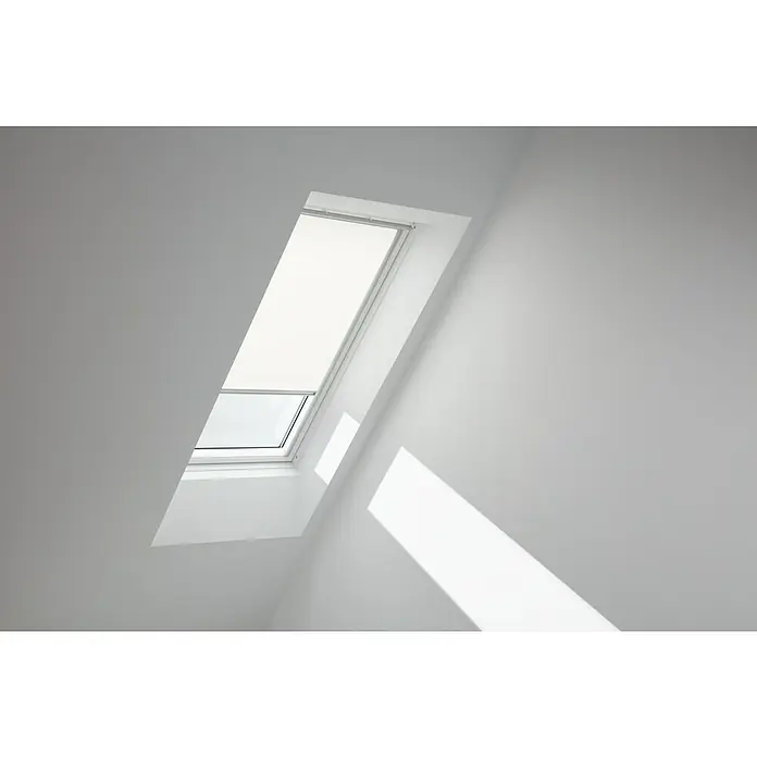 Velux Dachfensterrollo RFL PK08 1028S - Farbe: Weiß - 1028S, Farbe Schiene: Aluminium, Manuell - Ein Dachfenster mit Rollo in einem hellen Raum, das Sonnenlicht hereinlässt und eine moderne Atmosphäre schafft. Perfekt für mehr Tageslicht.