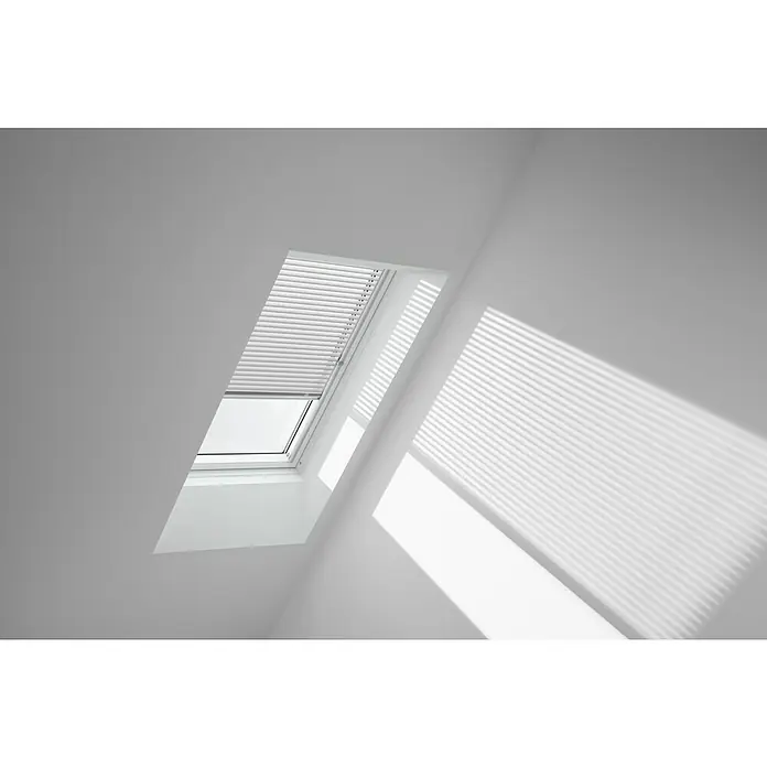 Velux Dachfenster-Jalousie PAL MK08 7001SFarbe: Weiß - 7001S, Farbe Schiene: Aluminium, Manuell - Helles Dachfenster mit Jalousien, das Sonnenlicht in Streifen in den Raum lässt und eine moderne, minimalistische Ästhetik erzeugt.