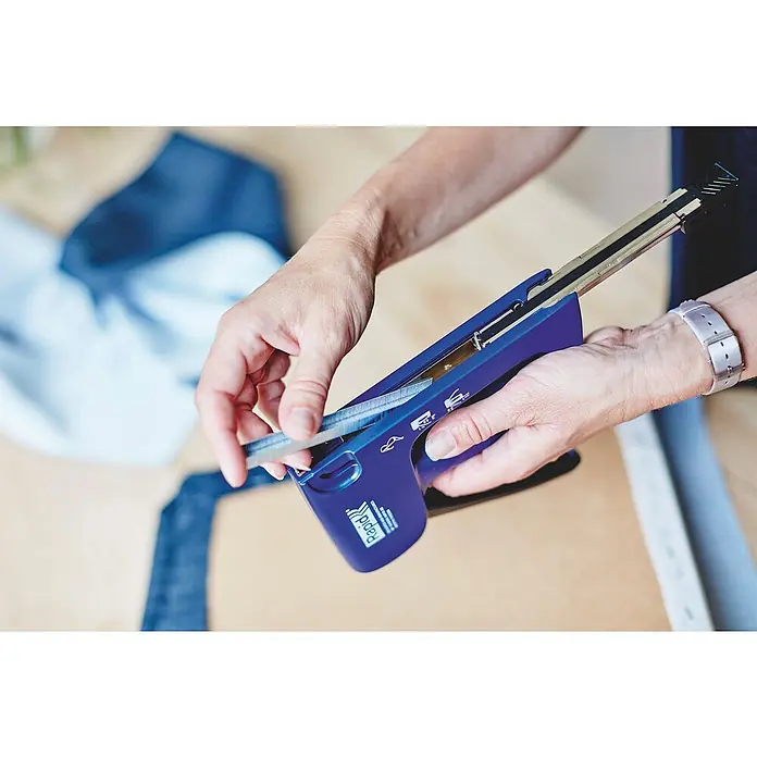 Rapid Kombi-Handtacker R453E - Klammertiefe: 6 mm - 14 mm, Geeignet für: Klammern Typ 53 - Nahaufnahme einer Person, die einen Rapid Heftgerät mit Heftklammern befüllt, um ein effizientes und präzises Heften zu ermöglichen.