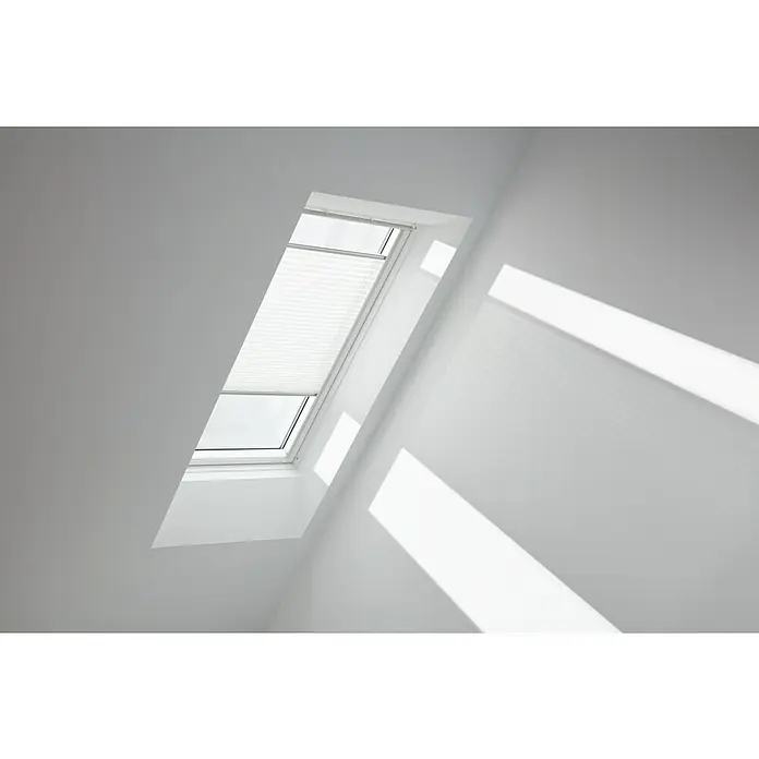 Velux Dachfensterplissee FHL M06 1016S - Farbe: Weiß - 1016S, Farbe Schiene: Aluminium, Manuell - Helles Dachfenster mit Rollo in einem modernen Raum. Das Fenster bringt viel natürliches Licht in den Raum und sorgt für eine freundliche Atmosphäre.