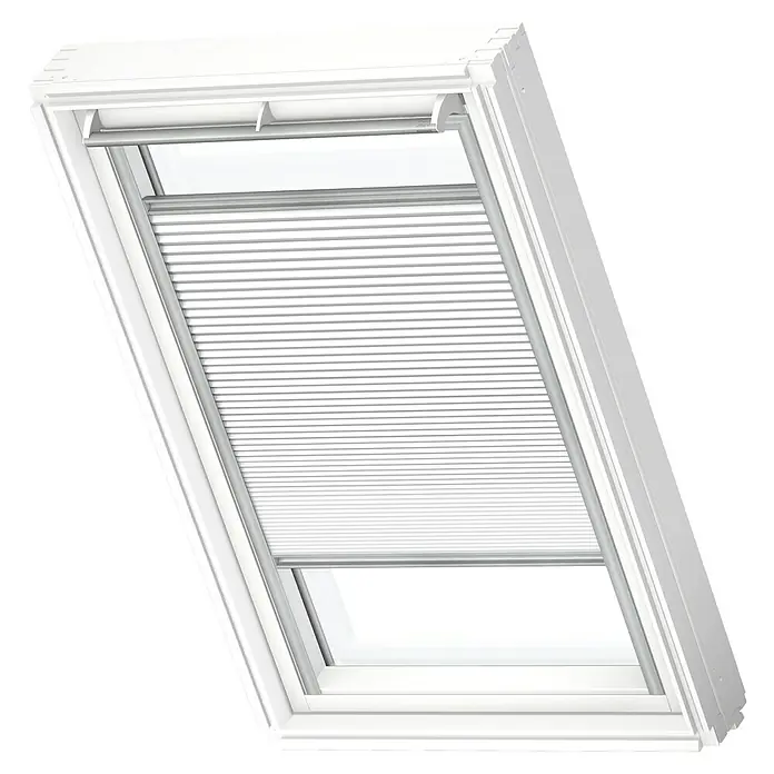 Velux Dachfensterplissee FHC PK10 1045S - Farbe: Weiß - 1045S, Farbe Schiene: Aluminium, Manuell - Nahaufnahme eines weißen Dachfensters mit heruntergelassener Jalousie, das für angenehmes Licht im Raum sorgt.