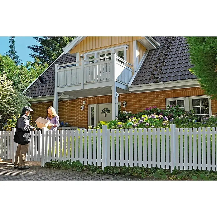 T & J Lightline Vorgartenzaun Gerade - 180 x 80 cm, Kunststoff, Gerade - Ein Mann übergibt eine Sendung über einen strahlend weißen Lattenzaun vor einem Backsteinhaus mit Blumenbeeten.