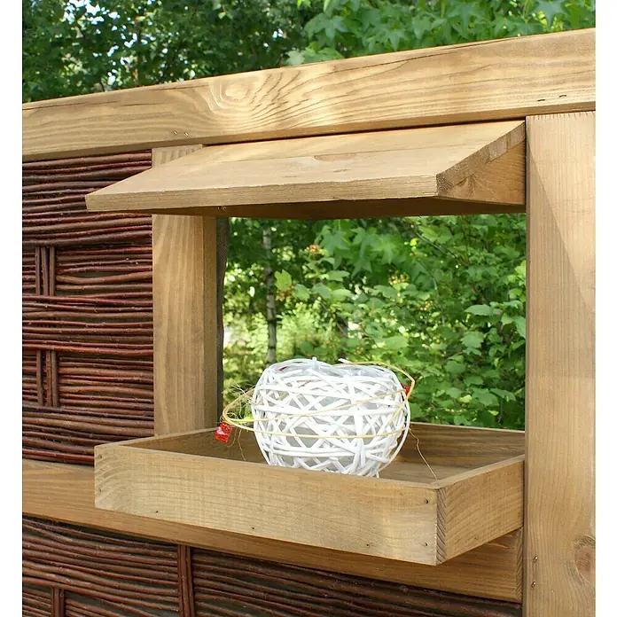 T & J Vogelhaus - 17 x 36 x 36 cm, Holz, Grünlich - Nahaufnahme eines Holz-Futterhäuschens mit weißer Kugelverzierung, das rustikalen Charme und natürliche Eleganz vereint.