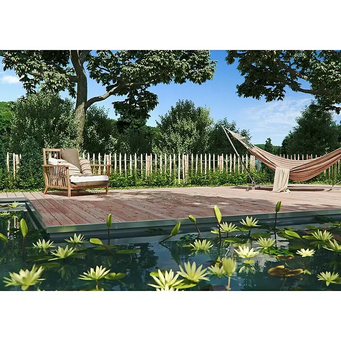 T & J Staketen Rollzaun Rollo 8-10 cm - B x H: 1.000 x 90 cm, Holz - Ein idyllischer Gartenblick mit einem bequemen Sessel und einer einladenden Hängematte neben einem friedlichen Teich mit Seerosen.