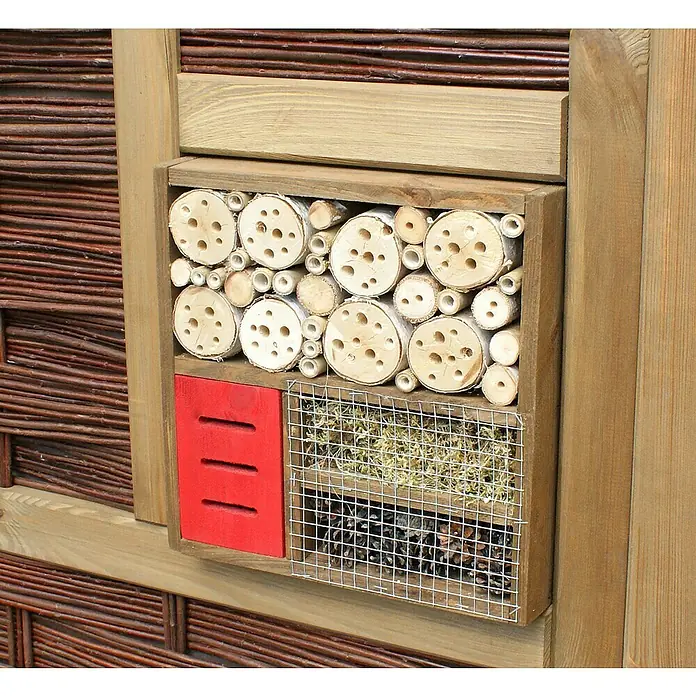 T & J Insektenhotel Labo - 12 x 36 x 36 cm, Holz, Hellbraun - Nahaufnahme eines hölzernen Insektenhotels mit verschiedenen Füllungen wie Holzscheiben, Moos und Tannenzapfen.