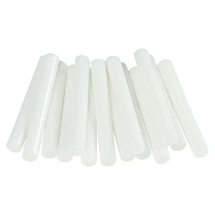 Rapid Barras termoadhesivas - Blanco, Etileno Acetato Vinilo, Diámetro cartucho de cola: 12 mm - Primer plano de una pila de barras de pegamento blancas sobre un fondo negro.