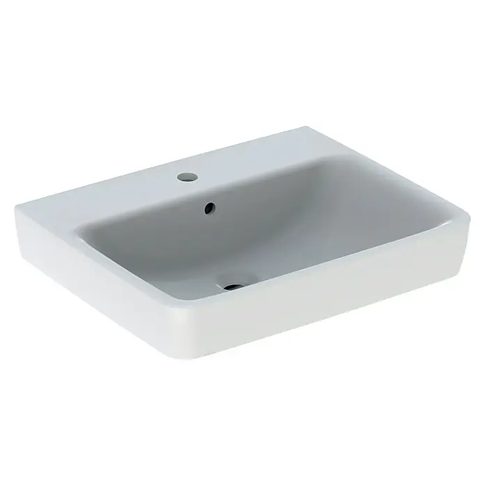 Geberit Renova Plan Waschtisch60 x 48 cm, Mit schmutzabweisender Glasur, Hahnloch: Mitte, Mit Überlauf, Weiß - Nahaufnahme eines weißen Keramikwaschbeckens mit rundlichen Formen und drei Löchern für Wasserhahn, Ablauf und Überlauf.