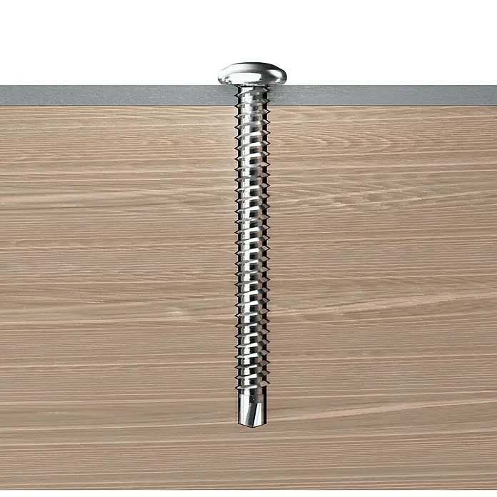 Profi Depot BlechbohrschraubeLänge: 22 mm, Durchmesser: 4,8 mm, 50 Stk. - Das Bild zeigt eine lange, glänzende Schraube, die in ein Stück Holz geschraubt ist, was die Befestigungseigenschaften der Schraube hervorhebt.