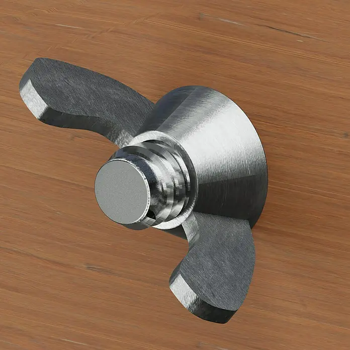 Profi Depot Tuerca de mariposa - M 8, Acero, 50 ud. - Primer plano de una tuerca de mariposa brillante sobre una superficie de madera.