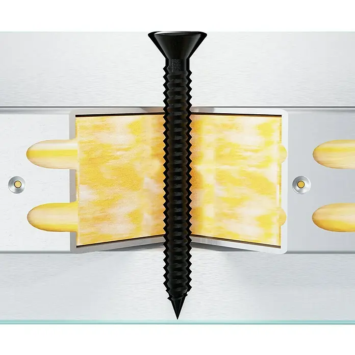 Probau Schnellbauschraube SpeedSpin - Durchmesser: 3,9 mm, Länge: 45 mm, 500 Stk., Fein-Gewinde - Detailaufnahme einer schwarzen Schraube, die durch Isoliermaterial in einer Wand befestigt ist. Die Schraube sorgt für sicheren Halt.