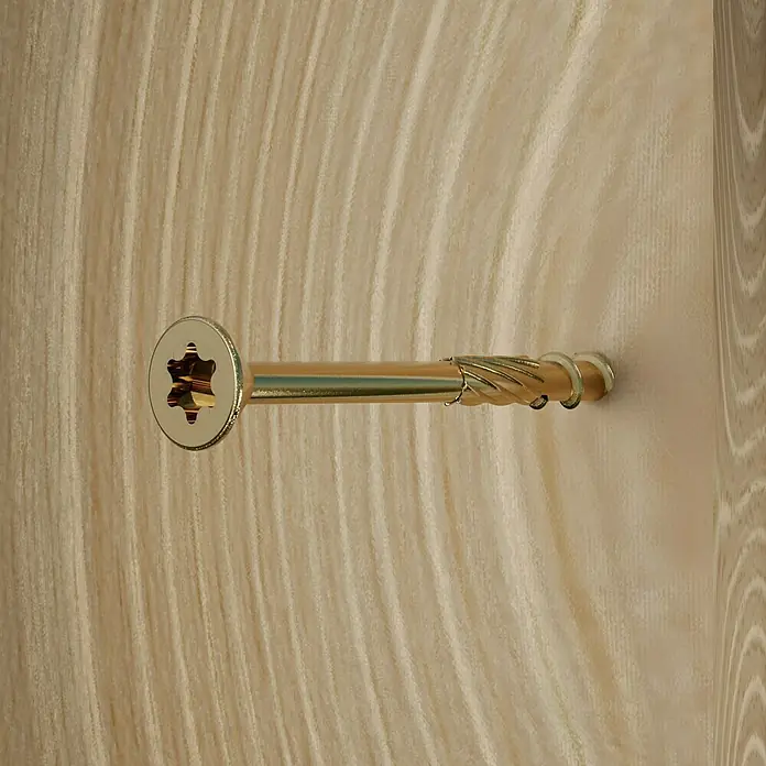 Profi Depot Holzbauschraube TX - Senkkopf, TX für TORX-Antriebe, 25 Stk., Ø x L: 8 x 320 mm - Nahaufnahme einer goldenen Holzschraube, die in ein helles Holzbrett geschraubt ist und deren Schraubenkopf und Gewinde deutlich sichtbar sind.