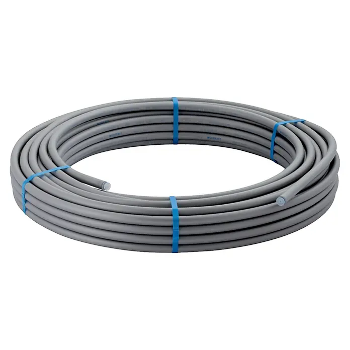 Geberit FlowFit Systemrohr ML 619.051.00.1 - Durchmesser: 20 mm, Länge: 50 m - Ein graues, aufgerolltes Rohr mit blauen Bändern, das für Sanitärinstallationen oder Heizsysteme geeignet ist. Es ist flexibel und einfach zu verlegen.