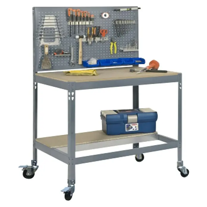 Simonrack Simonwork Werkbank MOBILE BT2 - L x B: 61 x 151 cm, Arbeitshöhe: 152 cm, Belastbarkeit: 120 kg, Grau - Werkbank mit Werkzeugen an der Wand und einem Werkzeugkasten auf dem unteren Regal.