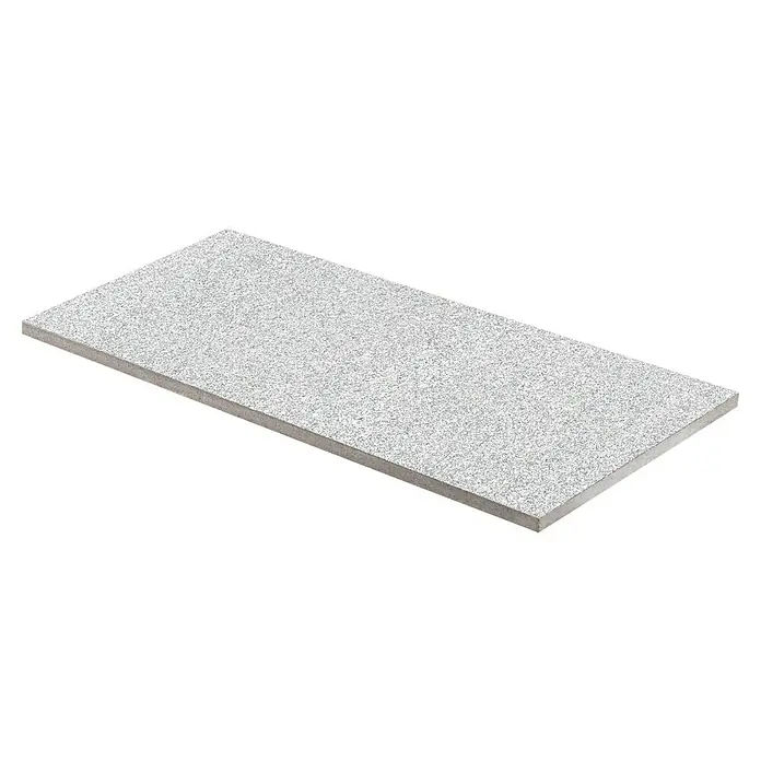 Terrassenfliese Cera 2.0 - 60 x 120 x 2 cm, Fortezza Montorfano, Matt - Eine einzelne, rechteckige Wandfliese mit gesprenkelter, grauer Oberfläche auf einem schwarzen Hintergrund. Ideal für Bad und Küche.