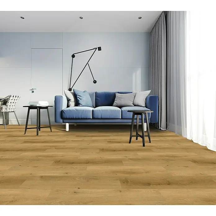 Vinylboden Rigid - Eiche Nizza, Landhausdiele, 1.220 x 229 x 4 mm - Eine moderne Wohnzimmeransicht mit hellbraunem Holzboden, blauem Sofa und minimalistischer Wanddekoration, die eine einladende Atmosphäre schafft.