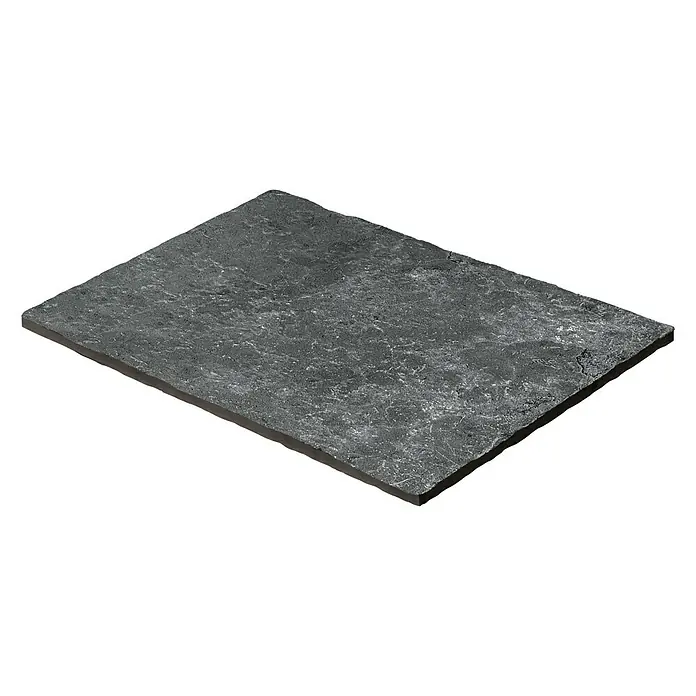 Terrassenfliese Cera 2.0 - 40,8 x 60,1 x 2 cm, Antiquus Carbon, Matt - Hier ist eine Nahaufnahme einer grauen, rechteckigen Steinplatte mit einer strukturierten Oberfläche. Ideal für moderne Innen- und Außendesigns.
