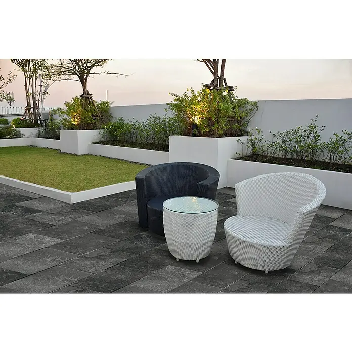 Terrassenfliese Cera 2.0 - 40,8 x 60,1 x 2 cm, Antiquus Carbon, Matt - Ein modernes Terrassenmöbel-Set mit zwei Rattansesseln in Schwarz und Weiß und einem Glastisch, ideal für entspannte Stunden im Freien.
