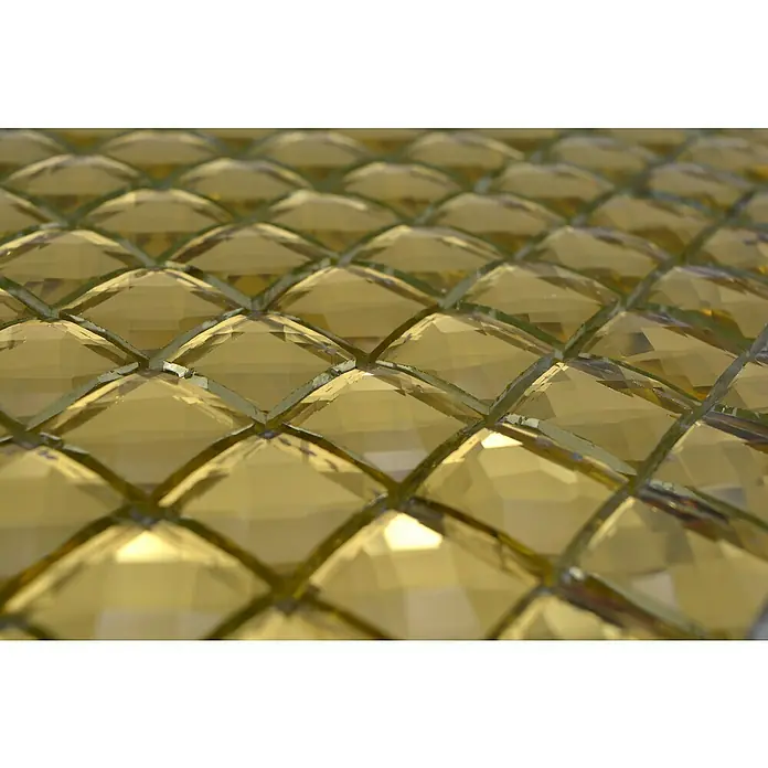 Mosaikfliese Quadrat Crystal XCM GO823 - 30 x 30 cm, Gold, Glänzend - Nahaufnahme von bernsteinfarbenen Glasmosaikfliesen, die ein schimmerndes, geometrisches Muster bilden. Die Facetten reflektieren das Licht und erzeugen Tiefe.