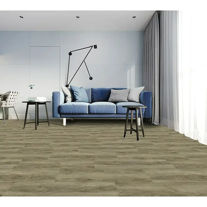 Vinylboden Rigid - Eiche Toronto, Landhausdiele, 1.220 x 229 x 4 mm - Modernes Wohnzimmer mit hellbraunem Holzboden, blauem Sofa und minimalistischer Dekoration. Der Bodenbelag verleiht dem Raum Wärme und Eleganz.