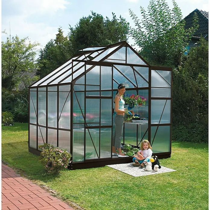 Vitavia Gewächshaus Mars 6700Außenmaß inkl. Dachüberstand (B x T): 257 x 258 cm, 6 mm, Schwarz - Ein geräumiges Gewächshaus mit Stahlrahmen, in dem eine Frau gärtnert und ein Kind davor spielt.