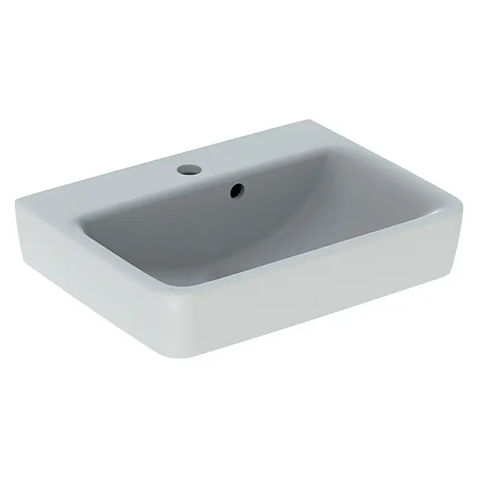 Geberit Renova Plan Waschbecken50 x 38 cm, Mit schmutzabweisender Glasur, Hahnloch: Mitte, Mit Überlauf, Weiß - Nahaufnahme eines rechteckigen, weißen Waschbeckens mit einer Armatur- und einer Abflussöffnung auf einem schwarzen Hintergrund.
