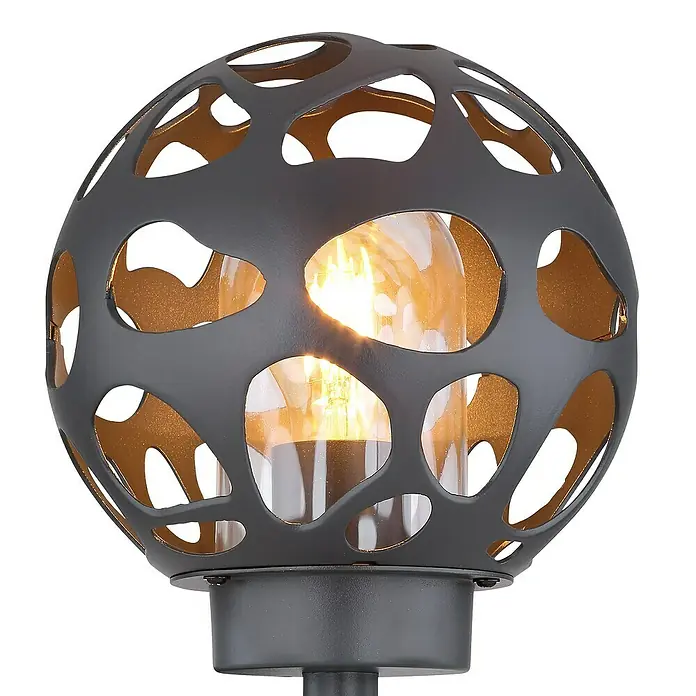 Globo Außenwandleuchte - 15 W, L x B x H: 20 mm x 20 cm x 32,7 cm, Anthrazit, IP44, Ohne Leuchtmittel - Nahaufnahme einer stilvollen Außenleuchte mit kugelförmigem, durchbrochenem Schirm und warmem Licht.
