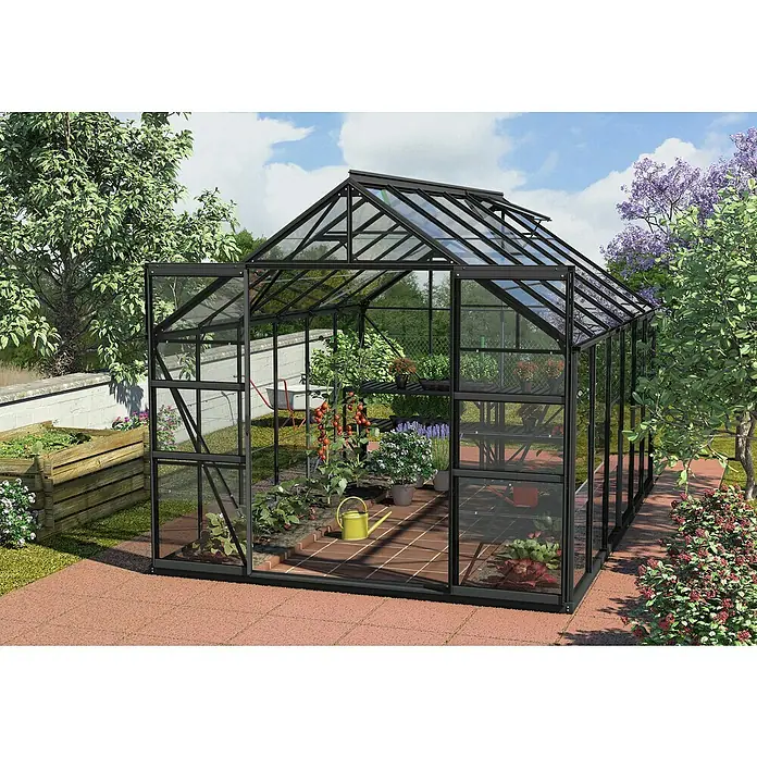 Vitavia Gewächshaus Mars 9900 - Außenmaß inkl. Dachüberstand (B x T): 257 x 383 cm, 3 mm, Schwarz - Geräumiges Gewächshaus aus Glas mit Pflanzen und Regalen, umgeben von einem Gartenbereich. Ideal für den Anbau verschiedener Pflanzenarten.