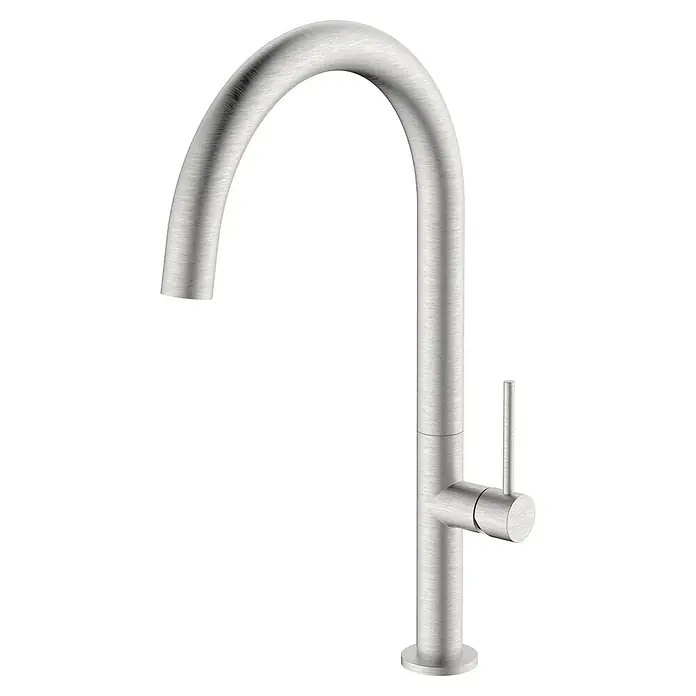 Grifo de cocina Detroit - Acero - Primer plano de un elegante grifo de cocina de acero inoxidable cepillado con un diseño elegante y un caño de arco alto.