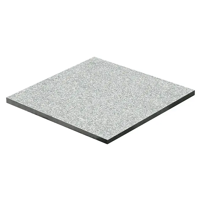 Terrassenfliese Cera 3.0 - 40 x 40 x 3 cm, Granito Montorfano, Matt - Detailaufnahme einer quadratischen, grau gesprenkelten Steinplatte, ideal für Terrassen oder Gehwege.