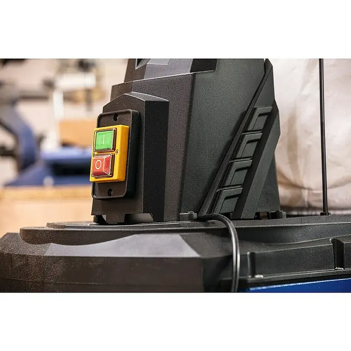 Scheppach Absauganlage DC500 - 550 W, Staubbeutelvolumen: 75 l - Nahaufnahme des Steuerungselements einer Werkzeugmaschine mit einem gelben Gehäuse und roten und grünen Knöpfen.