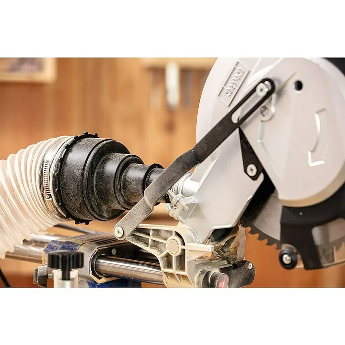 Scheppach Absauganlage DC500 - 550 W, Staubbeutelvolumen: 75 l - Nahaufnahme einer Scheppach Kappsäge mit Staubabsaugung, ideal für präzise Holzzuschnitte in der Werkstatt.