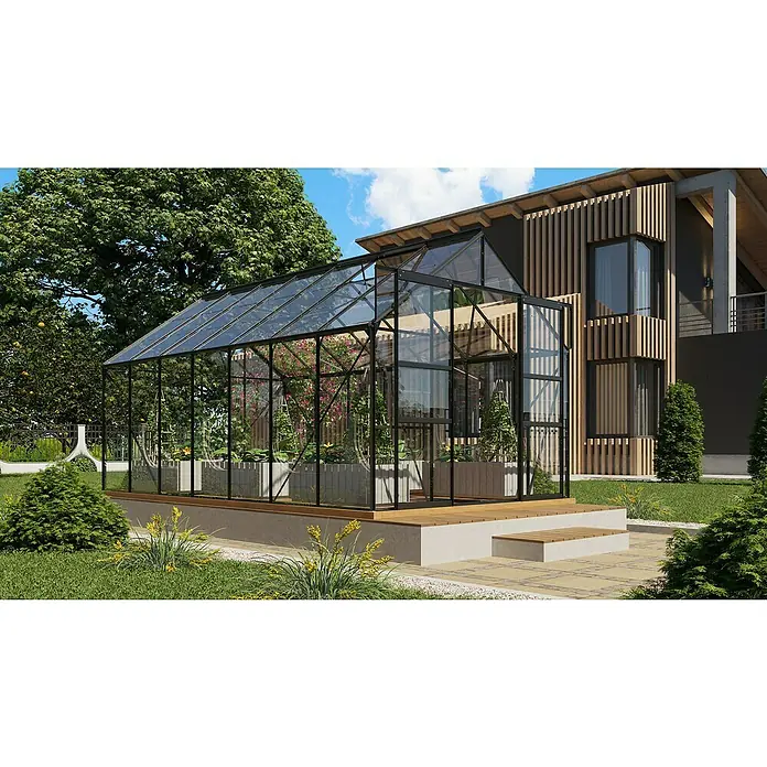 Vitavia Gewächshaus Mars 11500 - Außenmaß inkl. Dachüberstand (B x T): 257 x 445 cm, 3 mm, Schwarz - Ein elegantes Gewächshaus mit Glaswänden und schwarzem Rahmen, eingebettet in eine gepflegte Gartenlandschaft neben einem modernen Haus.