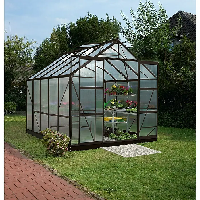 Vitavia Gewächshaus Mars 8300 - Außenmaß inkl. Dachüberstand (B x T): 257 x 321 cm, 6 mm, Schwarz - Ein geräumiges Gewächshaus mit Pflanzenregalen, umgeben von einem grünen Garten, bietet den perfekten Raum für Pflanzenliebhaber und Hobbygärtner.
