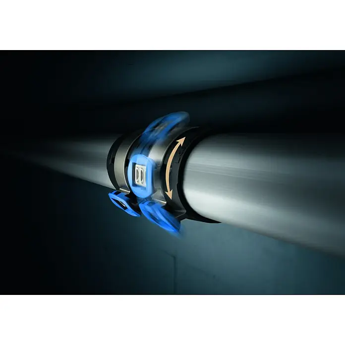 Geberit FlowFit Press-Übergangswinkel mit MasterFix 620.490.00.1 - Durchmesser: 16 x 20 mm, 90 ° - Diese Aufnahme zeigt eine Rohrklemme, die auf ein Rohr montiert ist. Die Klemme ist blau und schwarz und hält das Rohr sicher fest.