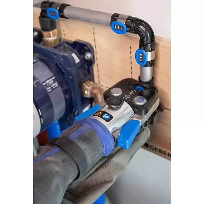 Geberit FlowFit Press-Übergangswinkel mit MasterFix 620.490.00.1 - Durchmesser: 16 x 20 mm, 90 ° - Detailaufnahme