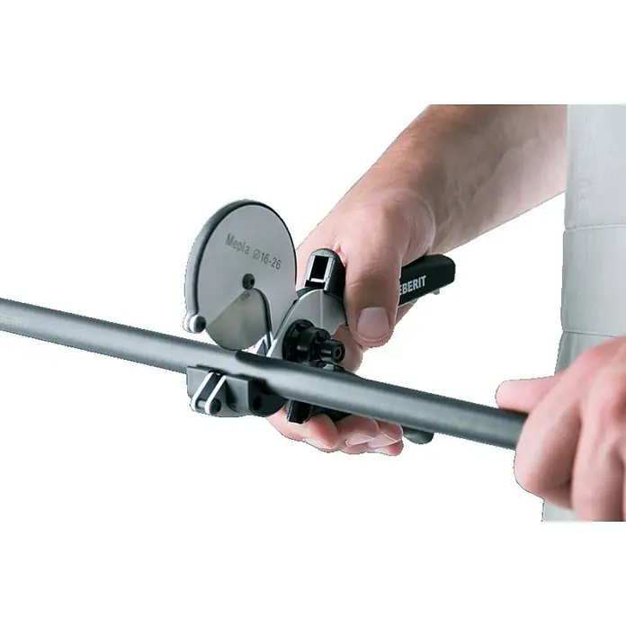 Geberit FlowFit Systemrohr ML 619.051.00.1 - Durchmesser: 20 mm, Länge: 50 m - Eine Geberit Mepla Rohrschneider-Werkzeug schneidet ein graues Rohr, gehalten von einer Hand.