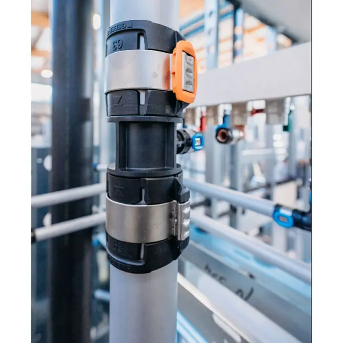 Geberit FlowFit Press-Übergangswinkel mit MasterFix 620.490.00.1 - Durchmesser: 16 x 20 mm, 90 ° - Nahaufnahme einer Geberit Rohrverbindung mit Schnellverschluss. Zu sehen ist die robuste Bauweise und einfache Installation der Rohrkomponente.