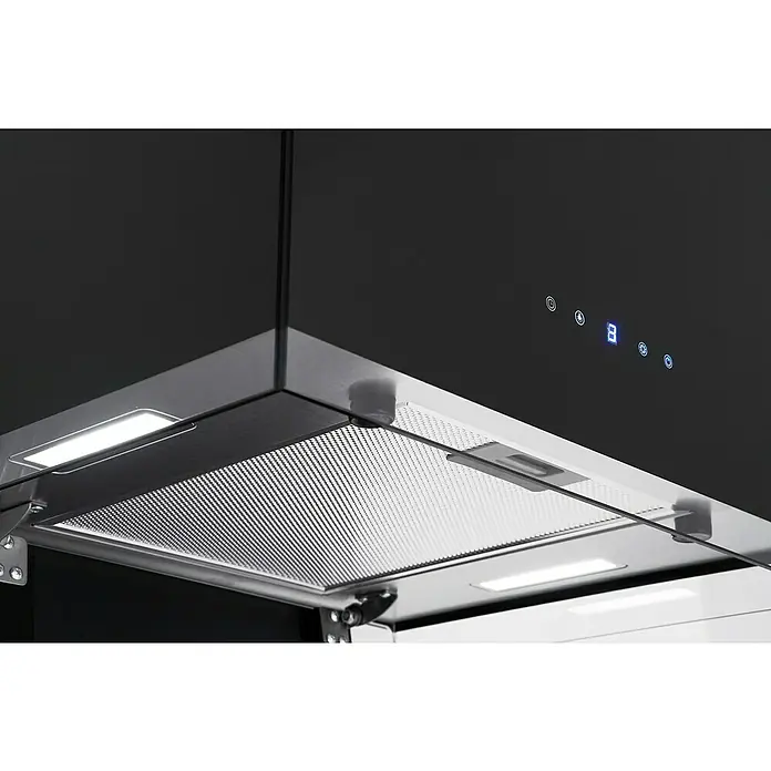 Respekta Inselhaube Centa - Breite: 50 cm, Max. Gebläseleistung Abluftbetrieb: 531,8 m³/h, Schwarz - Detailaufnahme einer modernen Dunstabzugshaube aus Edelstahl und schwarzem Glas mit blauen Bedienelementen.